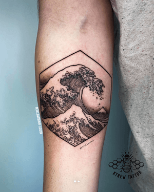 The Great Wave off Kanagawa blackwork tattoo by Kirstie at KTREW Tattoo - Birmingham UK
#thegreatwaveoffkanagawa #kanagawawave #blackworktattoo #forearmtattoo #fineline