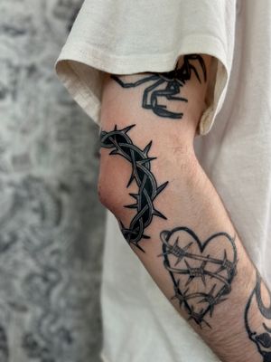 Illustrative traditional tattoo of intricate thorns by Jakob Isaac, showcasing the beauty in pain. Unique and captivating design.