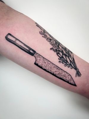 Explore the artistic world of illustrative tattoos with this stunning knife design by talented artist Jack Howard.