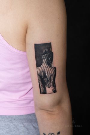 - Female - 
- Done on the back of the arm 
•
https://www.roudolfdimovart.com/