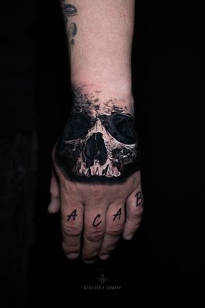 - Skull on Hand | Ultras - 
•
https://www.roudolfdimovart.com/