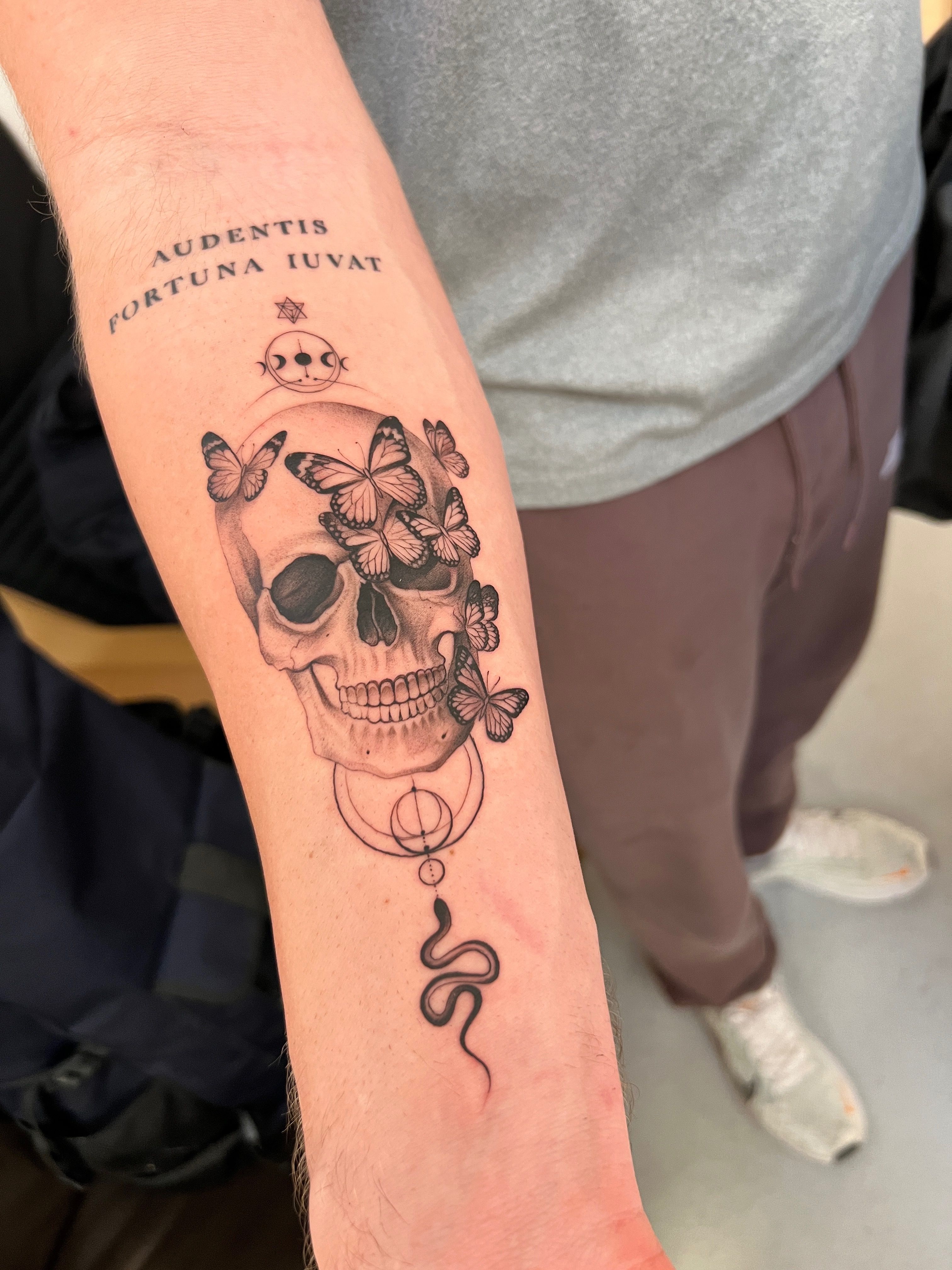 Skull Gentleman Tattoo - Realistic Temporart Tattoos | Tattoo Icon –  TattooIcon