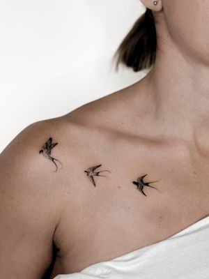 Admire the intricate details of Carolina Feodorov's black and gray swallow tattoo, capturing the beauty of nature in a small masterpiece.