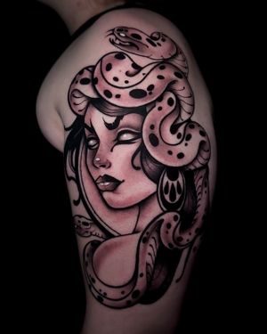 Medusa Tattoo by Nikki Swindle #NikkiSwindle #tattoodo #tattoodoapp #tattoodoappartists #besttattoos #awesometattoos #tattoosforgirls #tattoosformen #cooltattoos #neotraditional #neotradtattoo #medusa #ladyfacetattoo