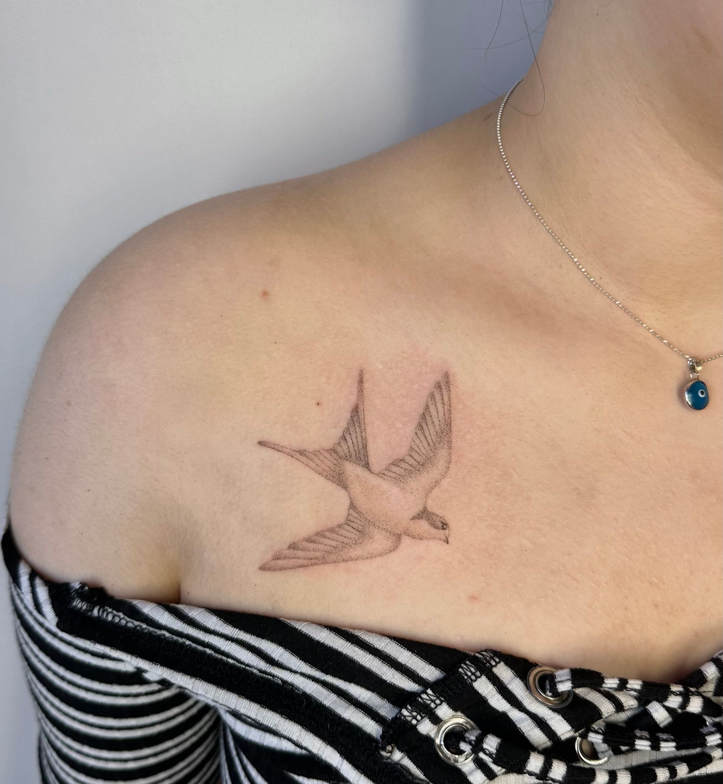 tatouage mandala géométrique en dotwork Marseille - Salon de tatouage à Nice