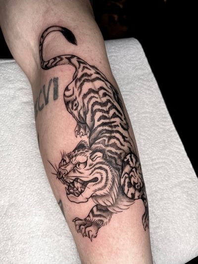 Immerse yourself in Japanese culture with a fierce tiger tattoo by artist Claudia Whiteheart. Bold lines and vibrant colors bring this traditional motif to life. Stand out from the crowd with this stunning piece of art.
