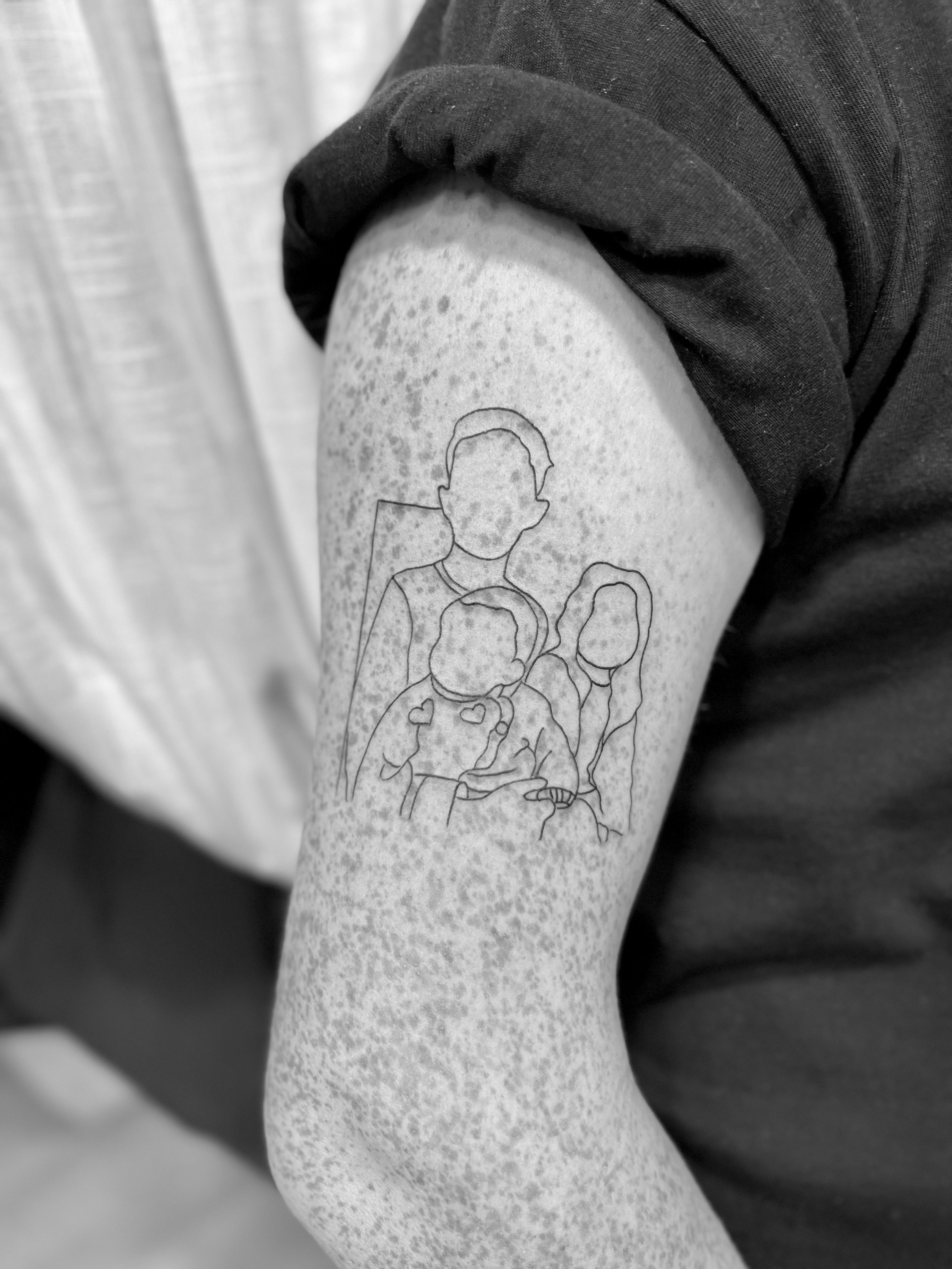 Line art Lana Del Rey portrait tattoo on the bicep.