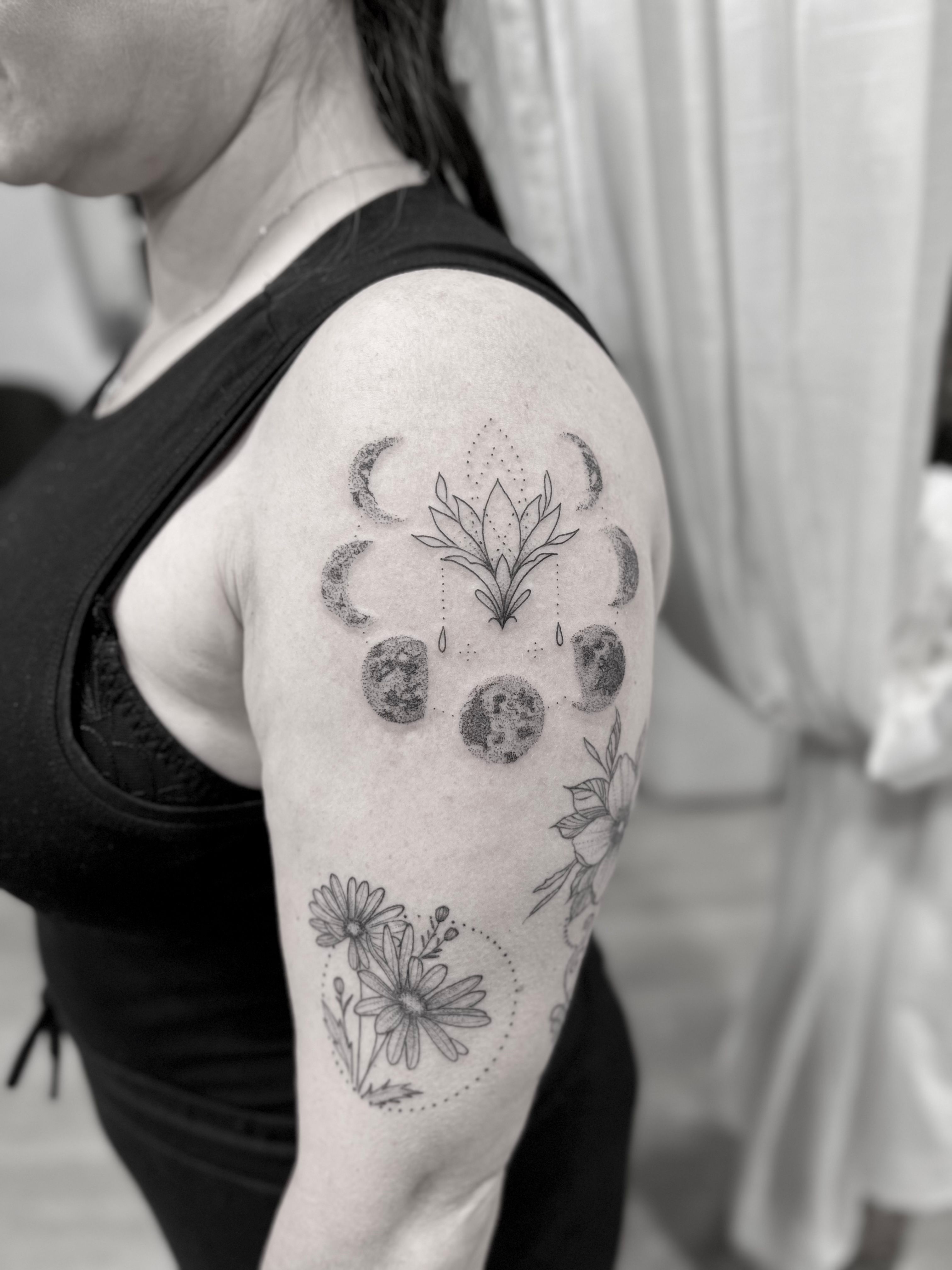 Dotwork Ornamental Tattoo done by @ladybao.tattoo at Blaec, London UK : r/ tattoo