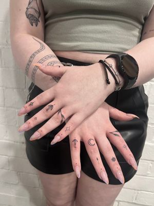 Beautiful and intricate finger tattoo done by Marketa.handpoke, featuring a delicate fine line design.