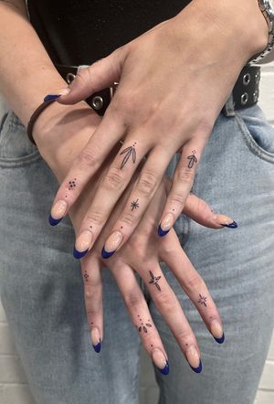Embrace the fine line elegance with this delicate finger tattoo by Marketa.handpoke. Perfect for a subtle and sophisticated touch of ink.
