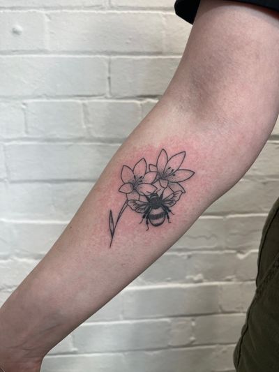 Get buzzed with this stunning dotwork illustration by Marketa.handpoke. A bee and flower motif that is sure to stand out.