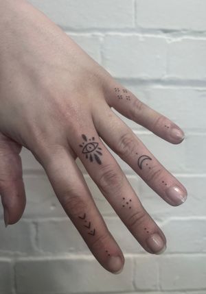 Experience the artistry of Marketa.handpoke with this delicate fine line tattoo design on your fingers. Perfect for those who appreciate intricate and understated body art.