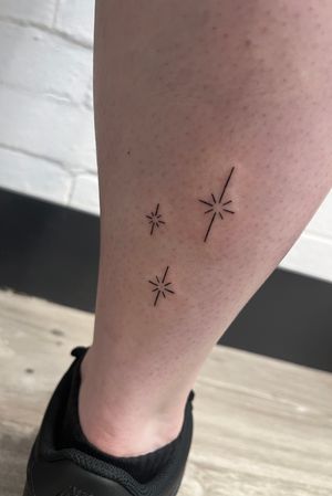 Elevate your style with this fine line hand-poke tattoo featuring a delicate star motif, expertly crafted by Marketa.