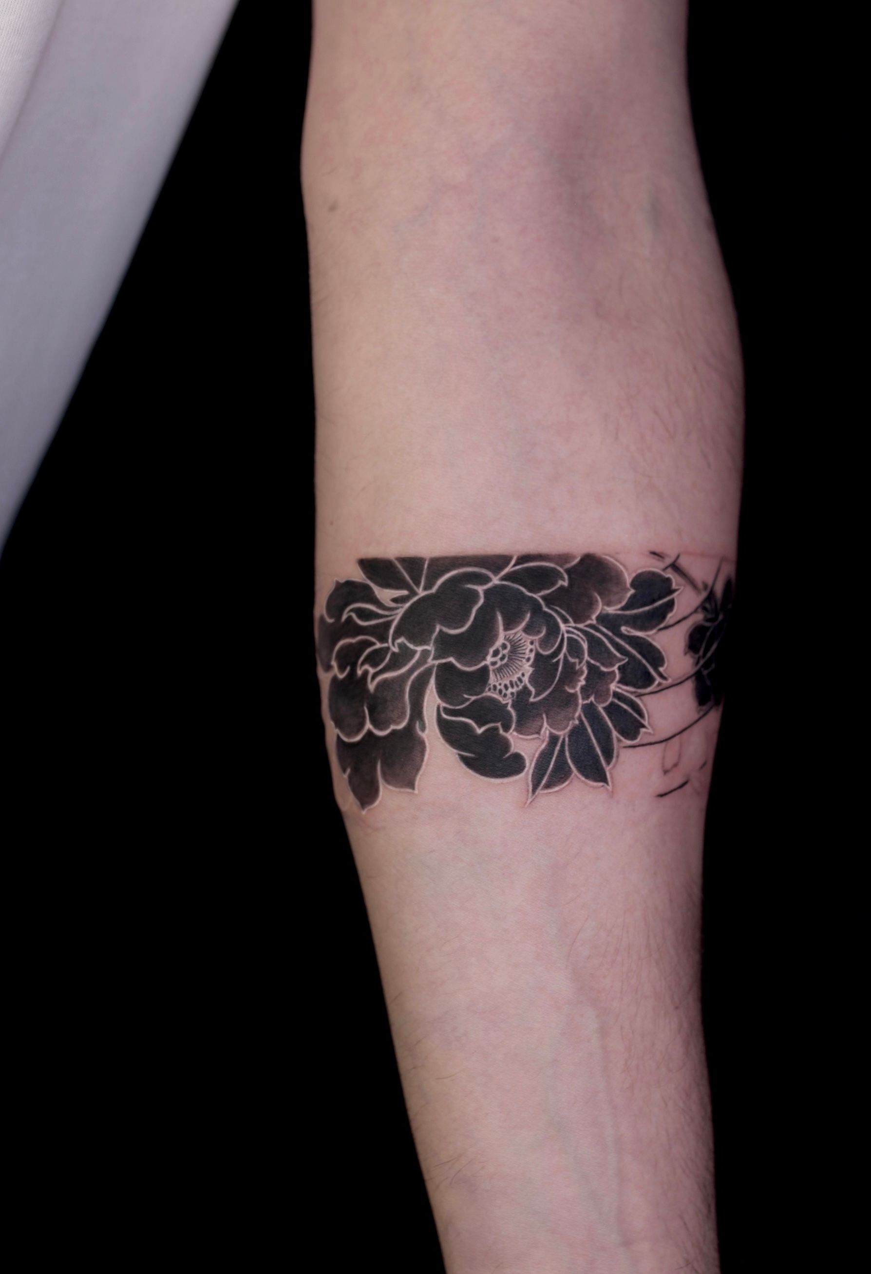 Do you think flower tattoos look good on men? I like big flower tattoos  with thin lines that are typically on hips/ribs. How would this style look?  : r/TattooDesigns