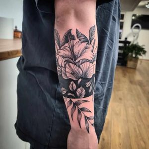 Had so much fun doing this half sleeve for my partner, lilies in memory of his mum along with other florals and leaves wrapping all around the arm