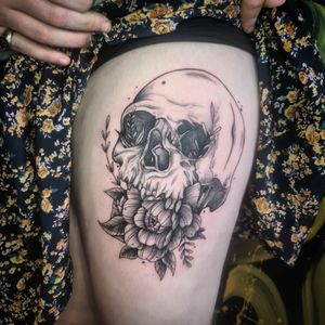 I looovvvee getting to do big pieces like this! A skull and floral piece from my flash :)