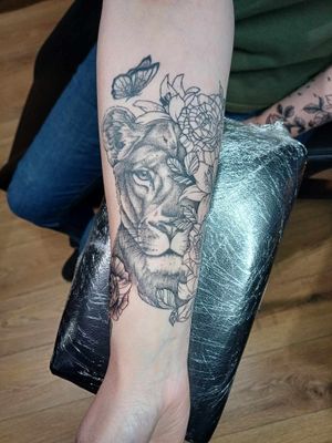 I loved doing this lioness piece and I can't wait to finish shading the flowers!