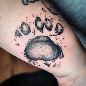 A bear paw print from my customer's favourite bear she worked with on a placement. A super cool piece!