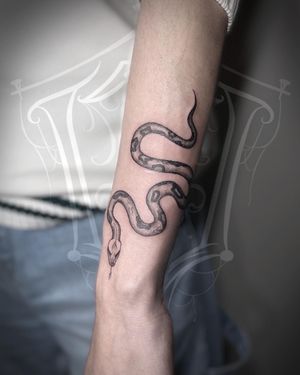Snake tattoo 🐍
Heey ! If you have a project in mind, contact me 📨📲⚡️ 
Instagram: @valentinalopez.tattoo 🔥