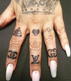 Flashy and classy finger tattoos 