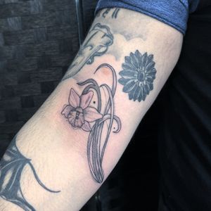 Elegant flower motif tattoo showcasing Kiky Flore's illustrative style, perfect for botanical lovers