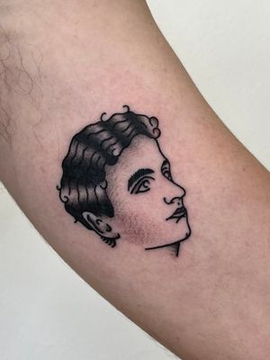 Discover the captivating art of Clara Colibri in this illustrative man tattoo. Bold lines and intricate details come together to create a stunning work of art.