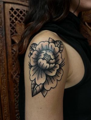 Get a stunning traditional peony tattoo by the talented artist Clara Colibri. Show off this timeless floral design with pride!