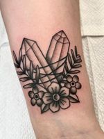 Beautiful traditional tattoo featuring a delicate flower and crystal motif, expertly designed by Clara Colibri.