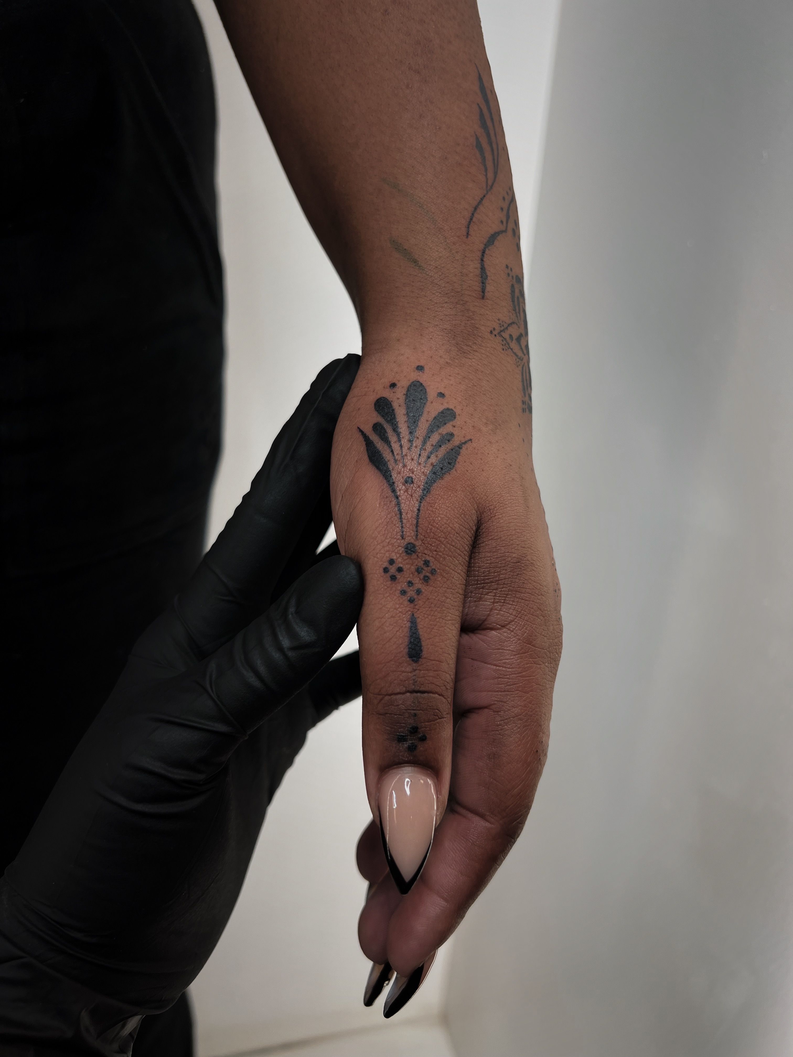 Minimalistic style crown tattoo done on the finger.