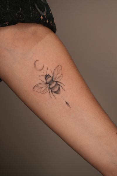 A detailed and lifelike bee design created by Lucas Scardua, perfect for nature lovers.