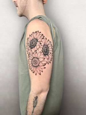 Doing these sunflowers really made me miss the sun, especially when I have friends in Oz who are posting all their beach pics! I did get some festive booze today though (Disaronno Velvet yay!) so that’s good, and so are sunflowers. 
.
#sunflower #sunflowers #sunflowertattoo #blackworktattoo #floraltattoo #flowertattoo