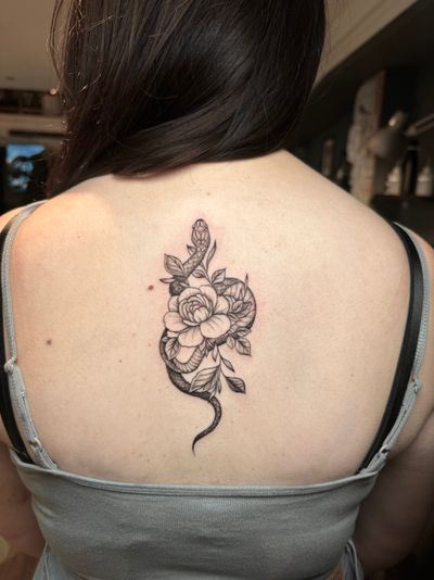 Snakes are awesome, I know it, you know it and Sophie got the tattoo to prove she knows it! . #snake #snaketattoo #floraltattoo #snakeandflowertattoo 