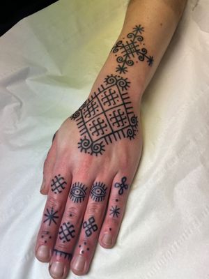 Get mesmerized by Claudia Vicente's stunning ornamental pattern tattoo design, perfect for those seeking intricate and unique body art.