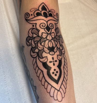 Beautiful mandala design by renowned artist Claudia Vicente, perfect for a unique and intricate tattoo.