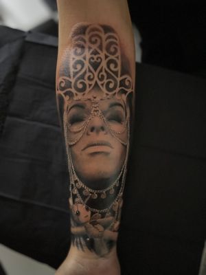 Discover the beauty of this black and gray realism tattoo featuring a religious hamsa design on a woman, by Gaston Gromnicki.