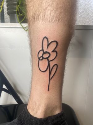 Experience the beauty of an ignorant style flower tattoo done by renowned artist Charlie Macarthur. Bring a unique twist to traditional floral motifs.