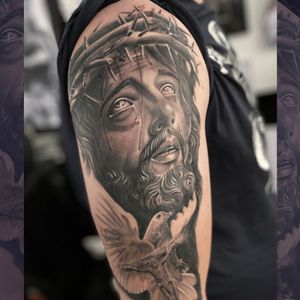 Gaston Gromnicki's stunning black and gray realism tattoo of Jesus Christ exudes a sense of divine presence.