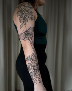Future sleeve🦋On the shoulder was the first floral tattoo(not mine), which we will also work on later so that everything looks harmonious, beautiful and together. This session lasted 6 hours of work.
•
•
#sleevetattoo #chicagotattoos #biryukova #butterflyartwork #butterflytattoo #floralsleeve #whynot #tattooers #chicagoartist #chicagotattooartist #peonies #peonietattoo #tattooproject