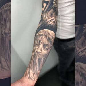 Experience the lifelike artistry of a black and gray statue tattoo by renowned artist Gaston Gromnicki.