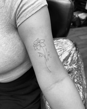 Fineline Daffodil: Granma's Favorite 💛 #fineline #handwriting #granma #tribute #tattooideas #ronnyeast