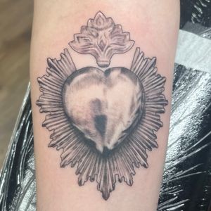 Chrome Sacred Heart Tattoo Fun style I’d like to continue doing! To book an appointment, link in bio! #tattoo #chrometattoo #blackandgreytattoo #chicagotattooartist #chicagotattoo #tattooartist #chicagotattooartists