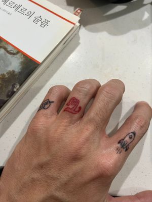 Finger Tattoo #twice #smalltattoo #fineline #ronnyeast