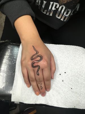 Hand Tattoo #snake #handtattoo #fineline #smalllettering #ronnyeast