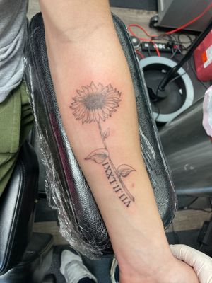 Sunflower Tattoo #fineline #floral #flower #tattooideas #ronnyeast