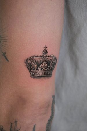 Get the royal treatment with a stunning black and gray micro realism crown tattoo by artist Alexander Rufio. Stand out from the crowd with this intricate and lifelike design.