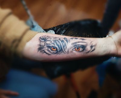 Illustrative tattoo by Larisa Andreea Boboc featuring a wolf, woman, and captivating eyes symbolizing a deep spiritual bond.