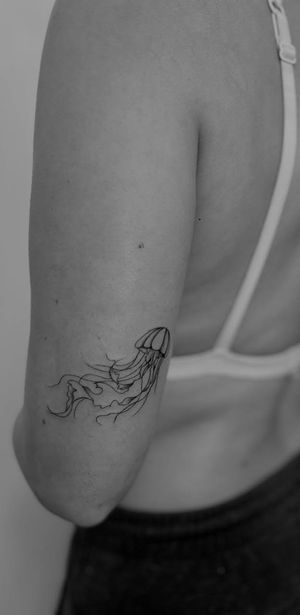 jelly fish fine line tattoo