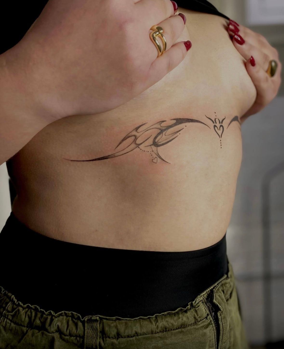 Under Breast Tattoo: ideas and care | Roll and Feel