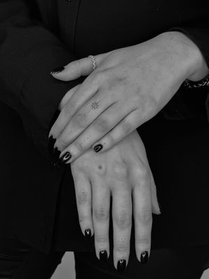 @carolina_inks | Delicate finger tattoos 