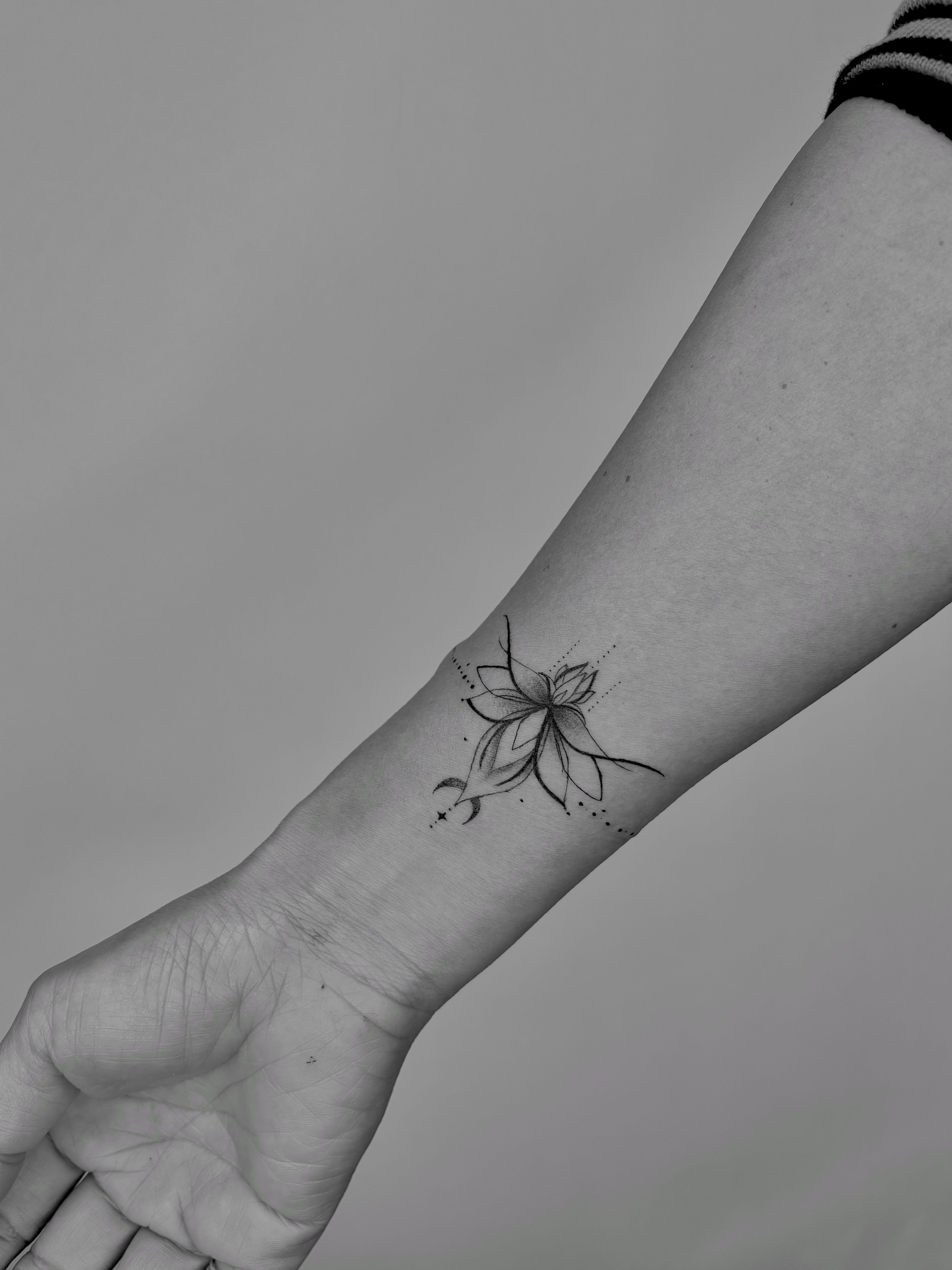 Minimalist Lotus Temporary Tattoo - Set of 3 – Tatteco